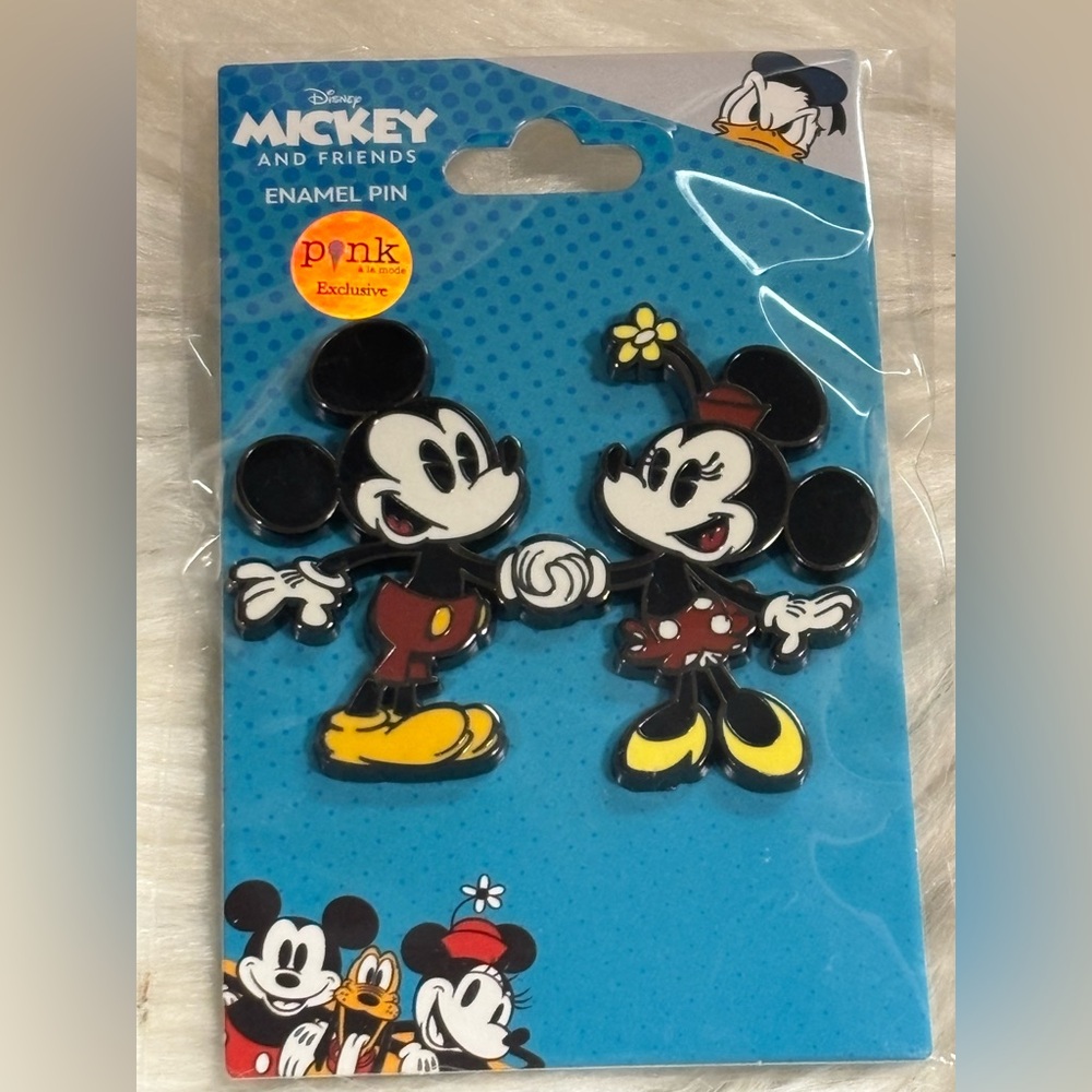 Disney PALM - Mickey and Minnie - Holding Hands Pin